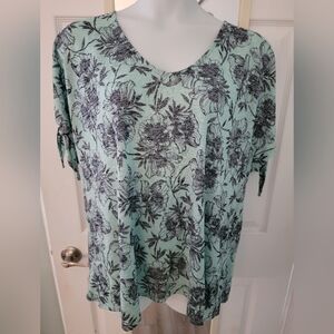 Tie sleeve top in floral navy/teal print.